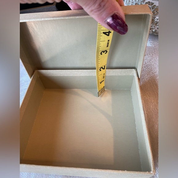 BURBERRY Golden Embossed Gift Box(Empty)5.5”x4.5”x 2”deep🎁Excellent Condition🔥 - Picture 4 of 7